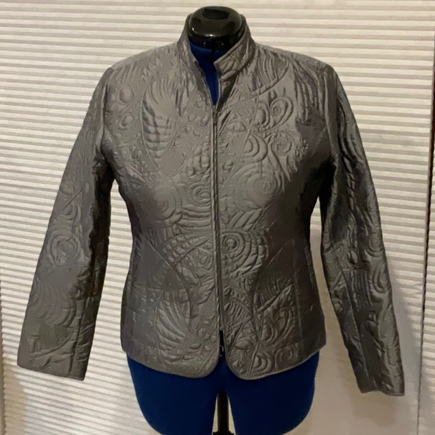 Chicos Women’s Jacket In Silver Grey. Chicos Size 1 (Women 8) See Measurements.